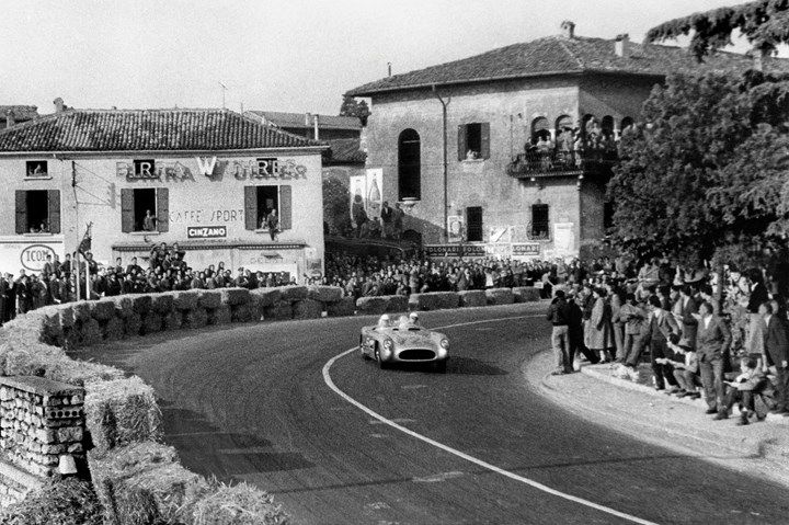 Spark 1-43 Moss Mercedes 300 SRL nav.jpg