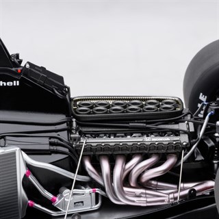 AUTOart McLaren MP4/6 - 1991 Japanese Grand Prix - #1 A. Senna 1:18 model carAlternative Image3