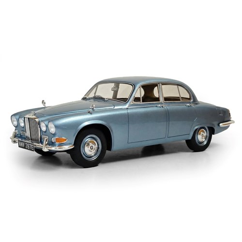 Cult Jaguar 420 1966-1969 - Opalescent Silverblue Metallic 1:18 model car