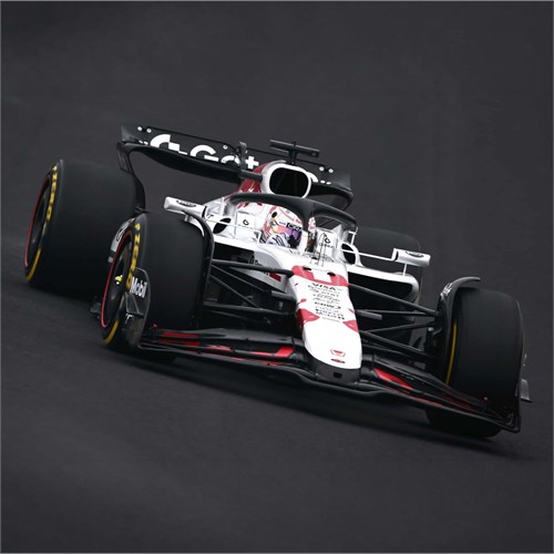 Minichamps Red Bull RB21 w. Figure & Pit Boards - 1st 2025 Japanese Grand Prix - #1 Max Verstappen 1:18 model car