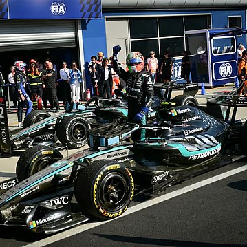 Minichamps Mercedes F1 W17 w. Figure, Pit Boards & Trophy - 1st 2026 Italian Grand Prix - #12 Andrea Kimi Antonelli 1:18 model car