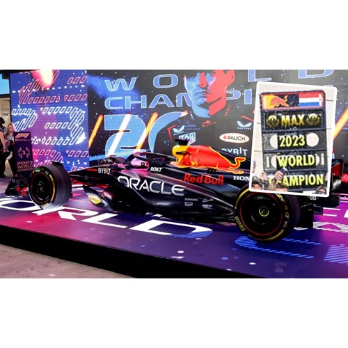 Spark Red Bull RB19 w. Pit Boards - 2023 Qatar Grand Prix Sprint Race - #1 M. Verstappen 1:12