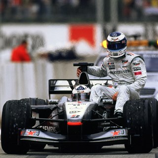 Minichamps McLaren MP4/16 w. Hakkinen Figure - 2001 Spanish Grand Prix - #4 D. Coulthard 1:43 model car