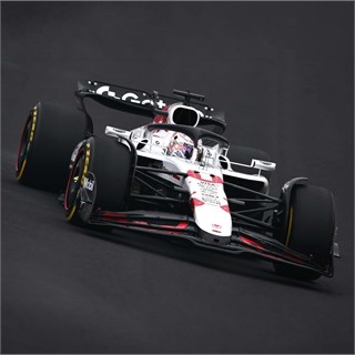 Minichamps Red Bull RB21 w. Figure & Pit Boards - 1st 2025 Japanese Grand Prix - #1 Max Verstappen 1:18 model car