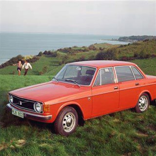 Minichamps Volvo 144 1973 - Orange 1:18 model car