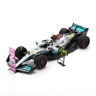 Spark Mercedes F1 W13 w. Pit Boards - 2022 Brazilian Grand Prix - #44 Lewis Hamilton 1:43 model car