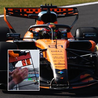 Spark McLaren MCL40 w. Pit Board - 2026 Japanese Grand Prix - #81 Oscar Piastri 1:43 model car