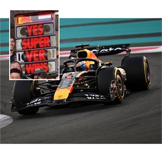Spark Red Bull RB21 w. Pit Board - 1st 2025 Abu Dhabi Grand Prix - #1 Max Verstappen 1:43 model car