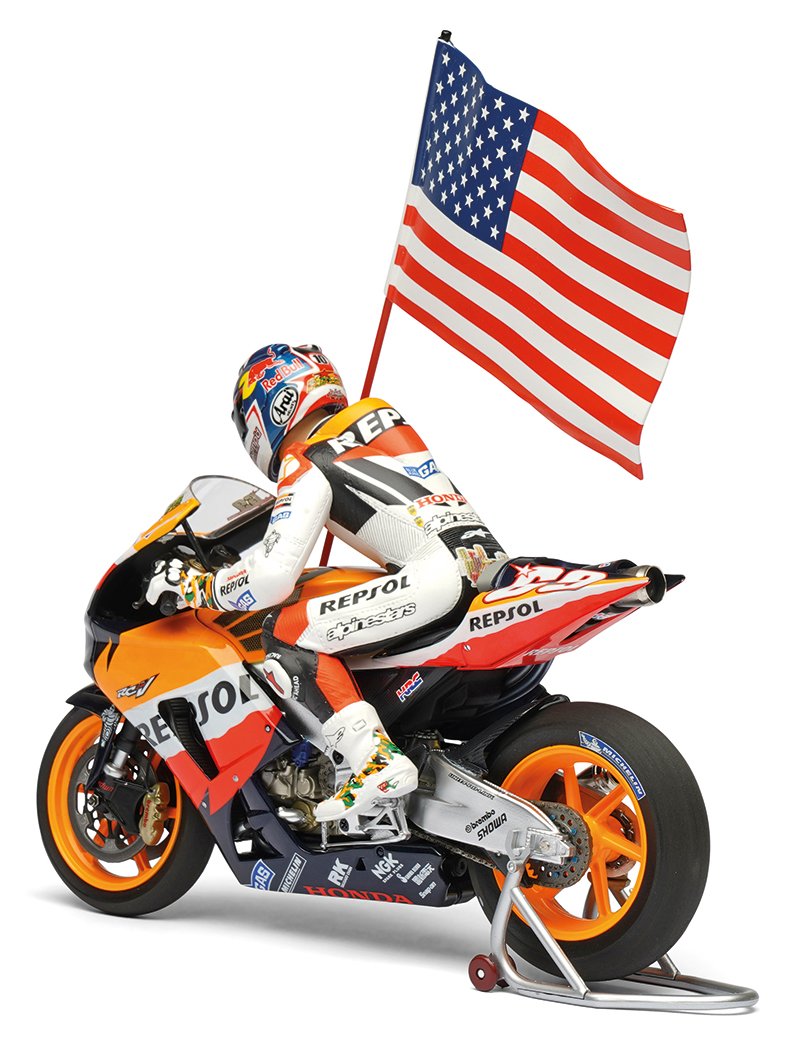 Minichamps-2006-Hayden-tribute-bike-set-back